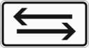 Beide directionen, zwei gegengerichtete waagerechte Pfeile (1000-30) road sign