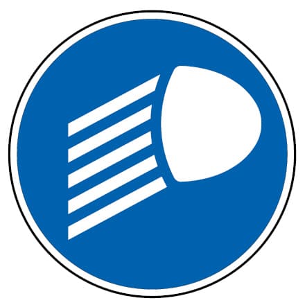 D10 - D10 - Obligación de usar las luces de cruce (cortas) encendidas señal de tráfico